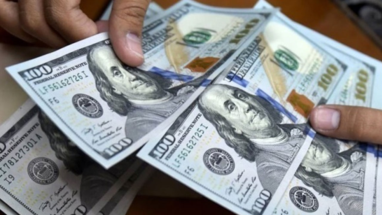 الدولار ينتعش مع تراجع ترامب عن تهديدات إقالة باول وآمال تهدئة التوتر مع الصين